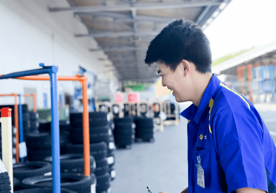 作業中の男性社員