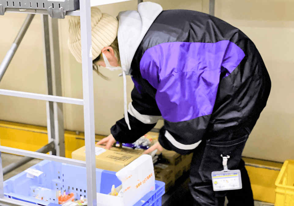 作業をする女性社員