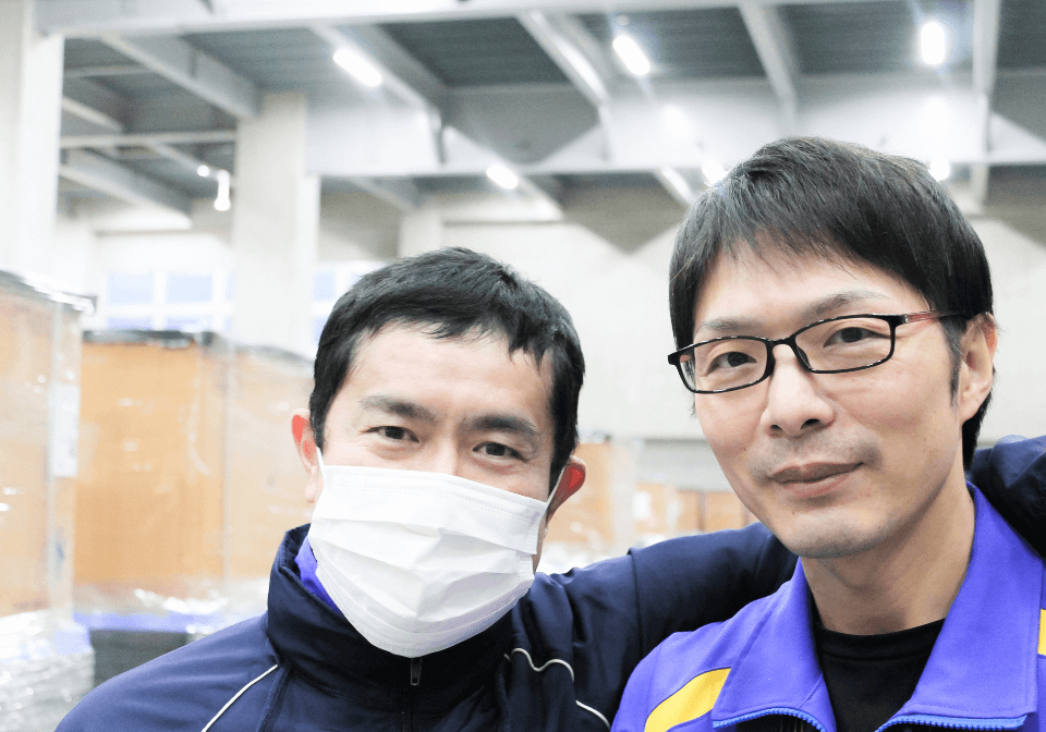 並んで写真に写る男性社員達