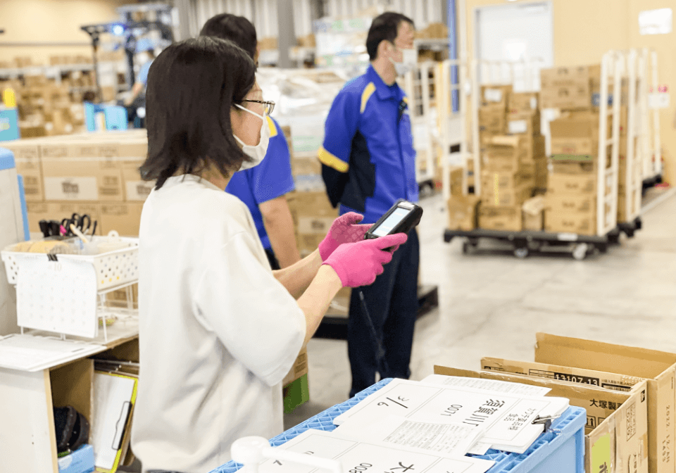 作業をする女性社員