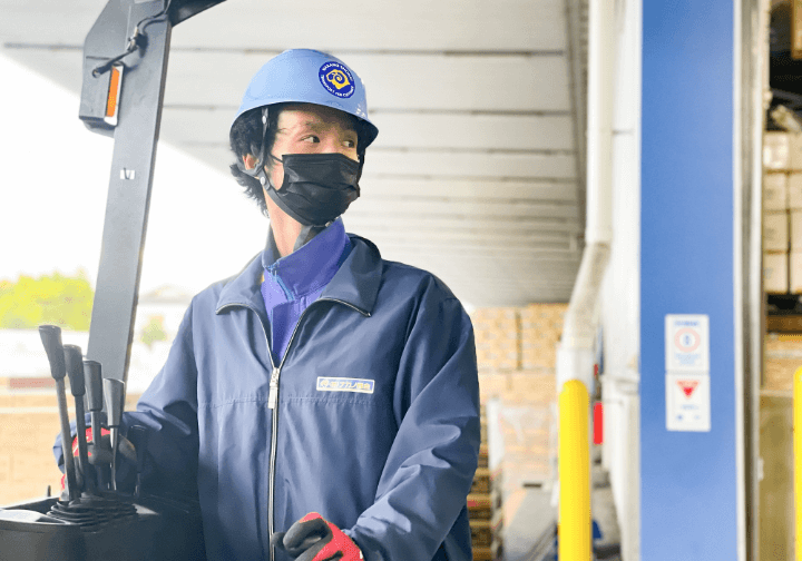 フォークリフトを操作する男性社員