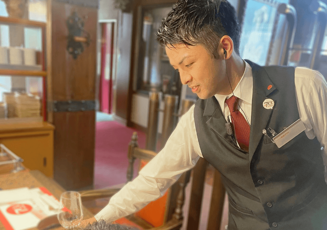 グラスをテーブルに置く男性社員