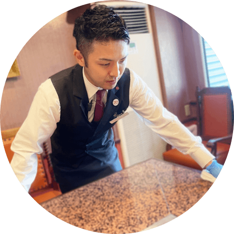 テーブルを片付ける男性社員