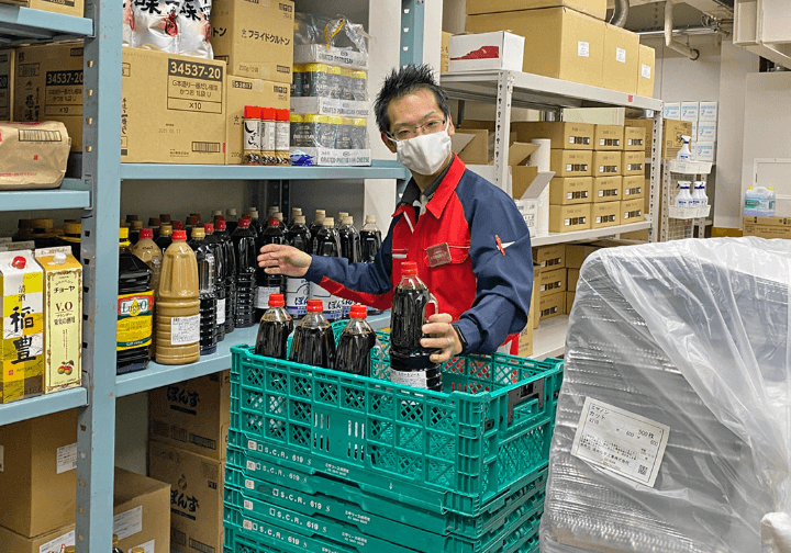 ソースを詰める男性社員