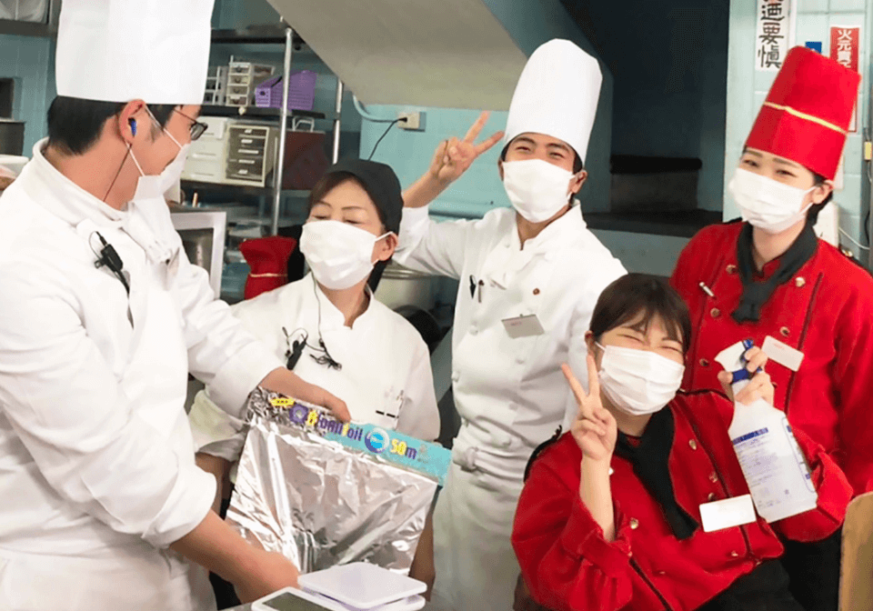 ポーズして写真に写る社員達