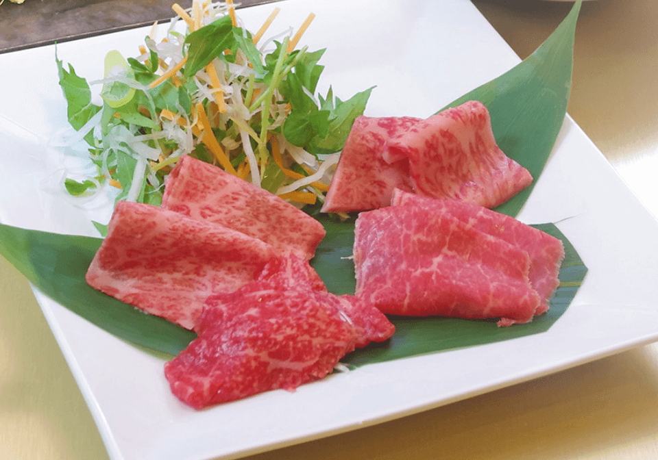 お店のスライスした牛肉の写真