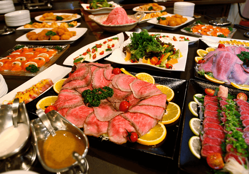 お店の料理が並ぶ外観