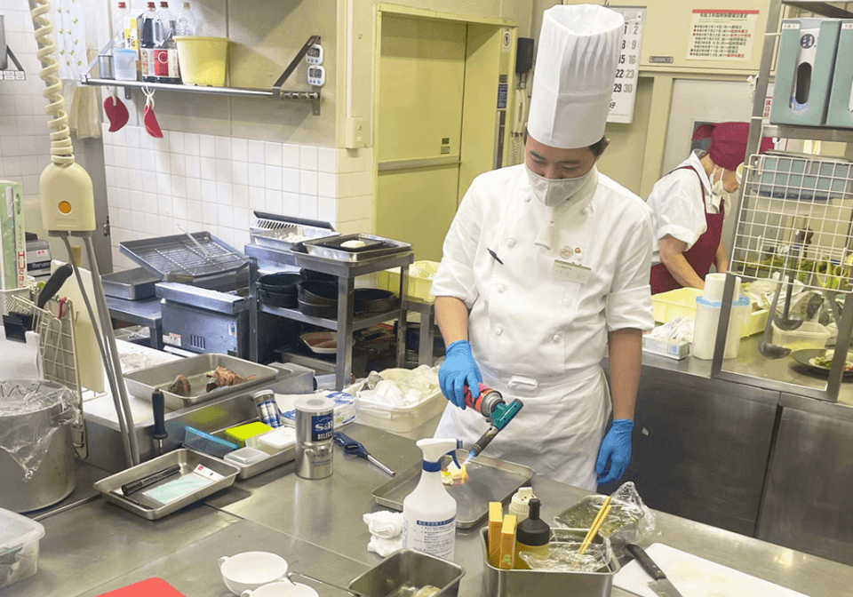 調理する男性社員