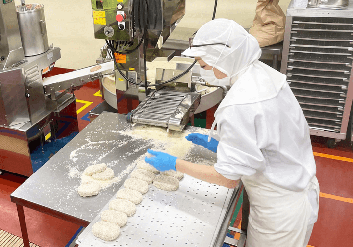 仕込みをする女性社員