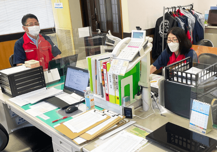 事務所で作業をする社員達