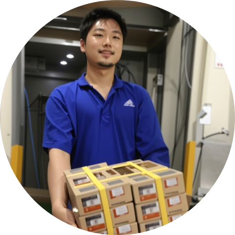 商品を運んでいるスタッフ