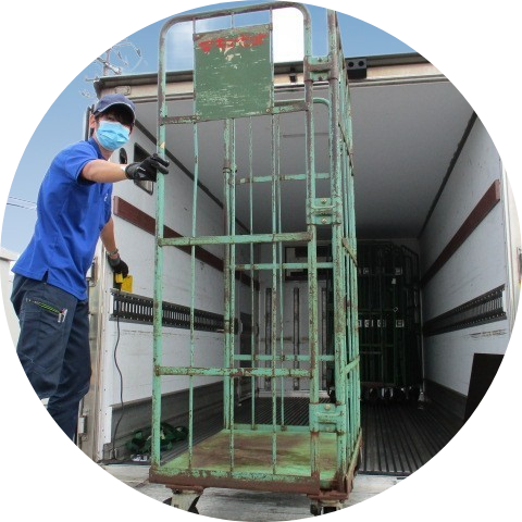 積み下ろし中のスタッフ