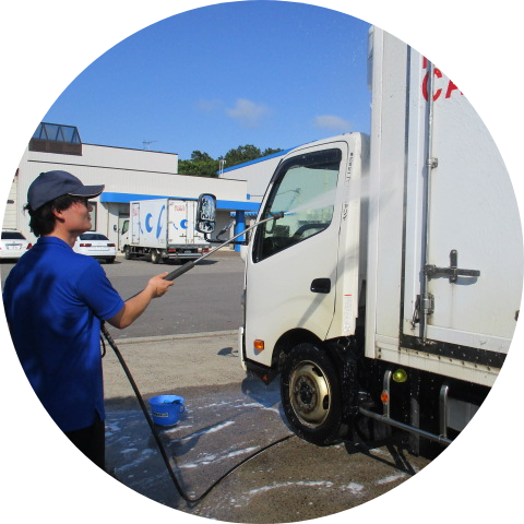 洗車しているスタッフ