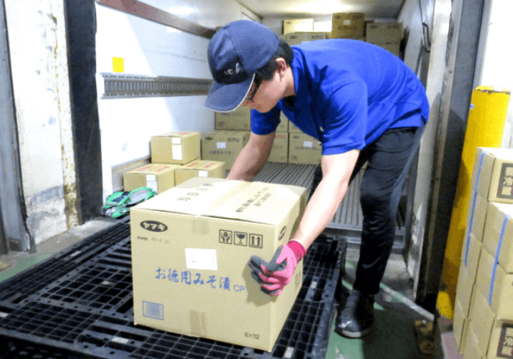 商品を積み下ろすスタッフ