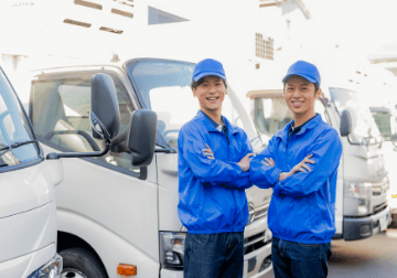 腕を組む二人組