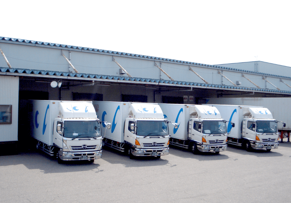 並んでいるトラック