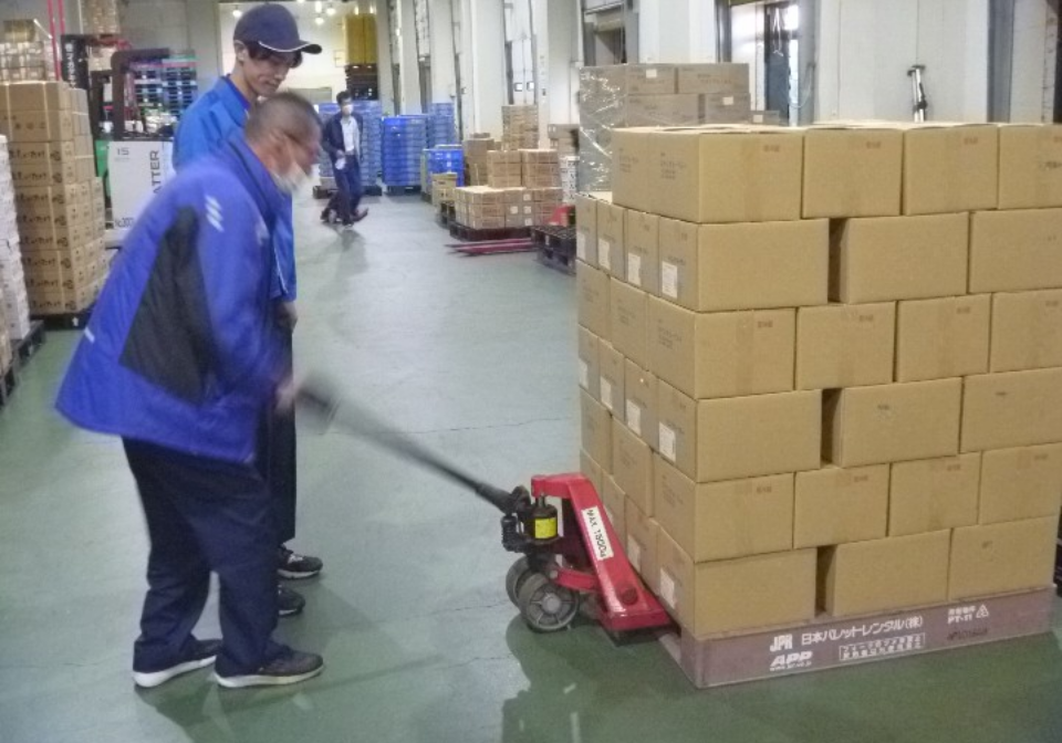 荷物を運ぶスタッフ