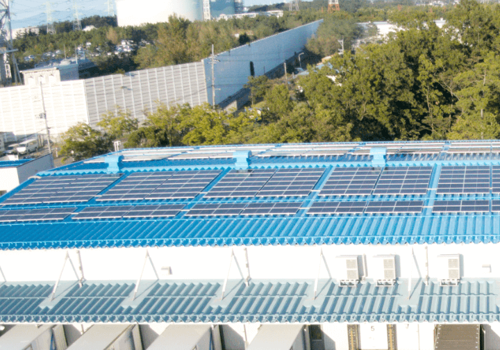 倉庫屋根のソーラーパネル