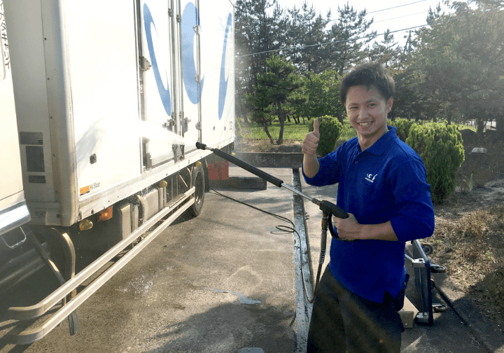 洗車中のスタッフ