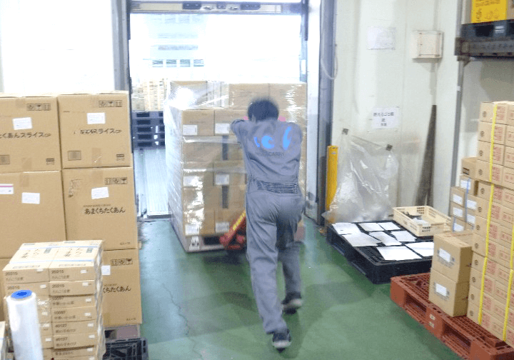 商品を移動しているスタッフ