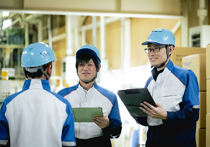 話し合う笑顔の男性作業員たち