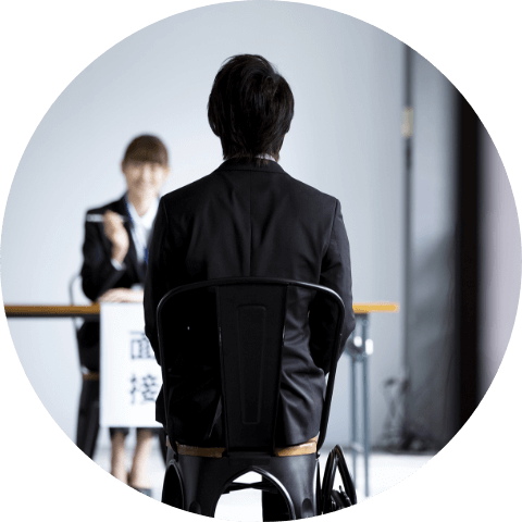 面接を受ける男性