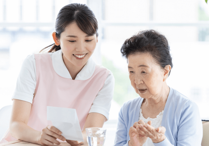 会話をする女性スタッフ