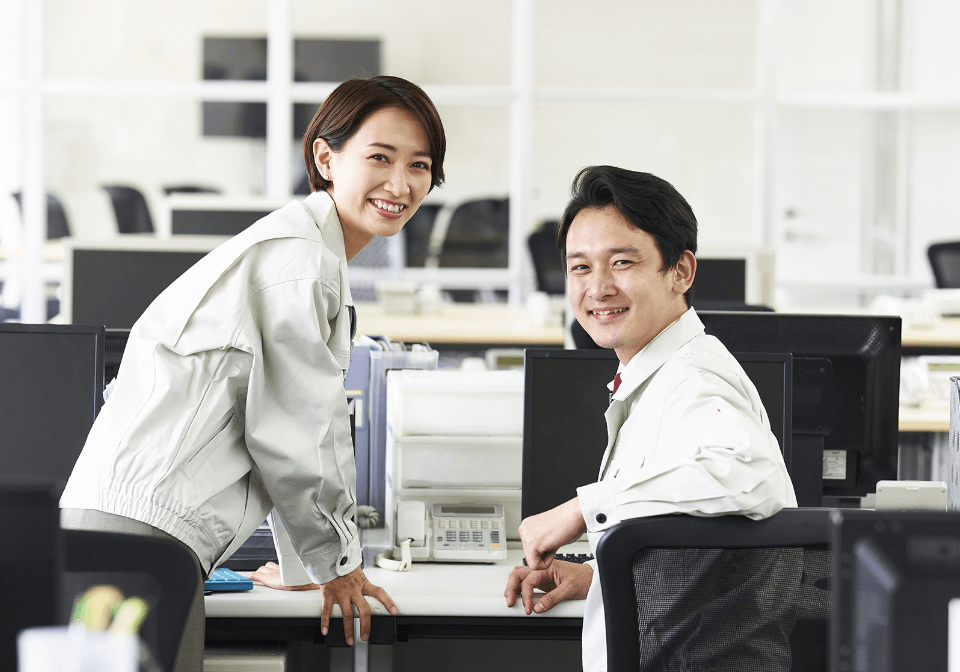 笑顔で振り向く社員達