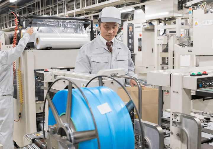 機械操作する男性