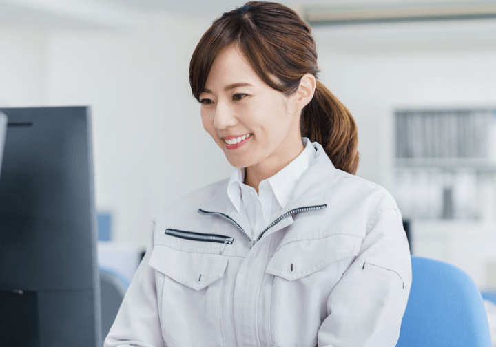 PCに向かう女性社員