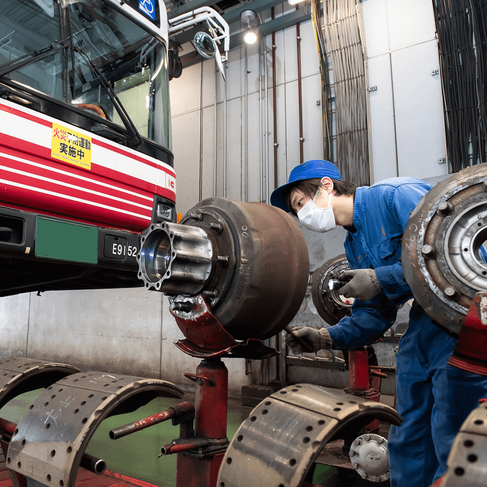 バス整備工場にいる作業男性