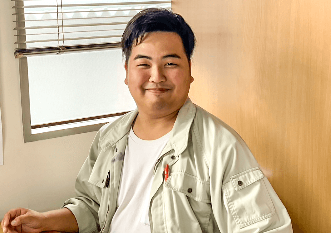 笑顔で座っている男性