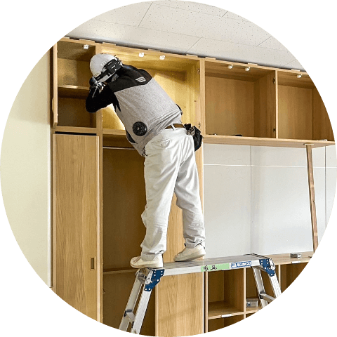 棚を設置する男性