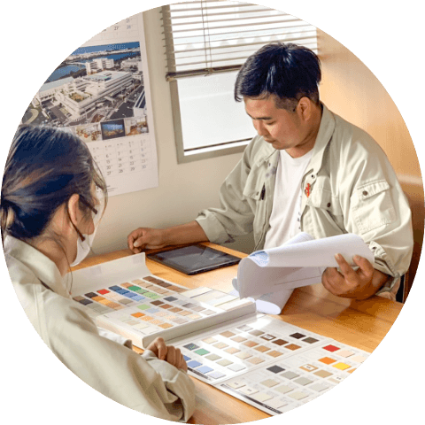 二人社員が打ち合わせする