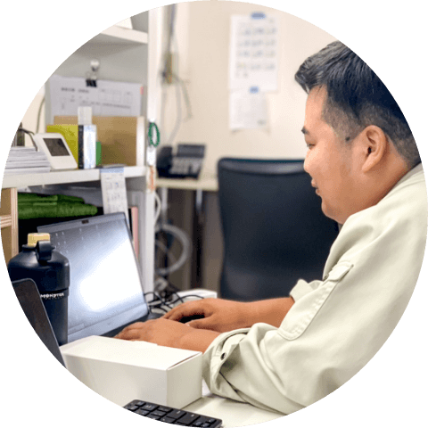 ラップトップを使って書類を整理する男性社員