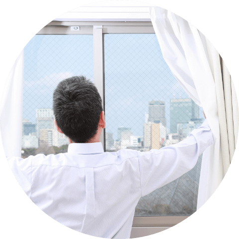 窓を開ける男性