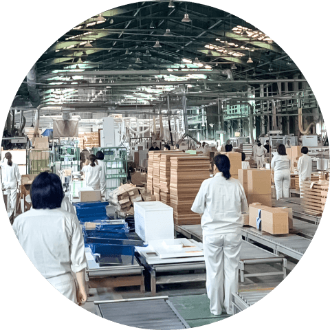 ラジオ体操・朝礼をする社員たち