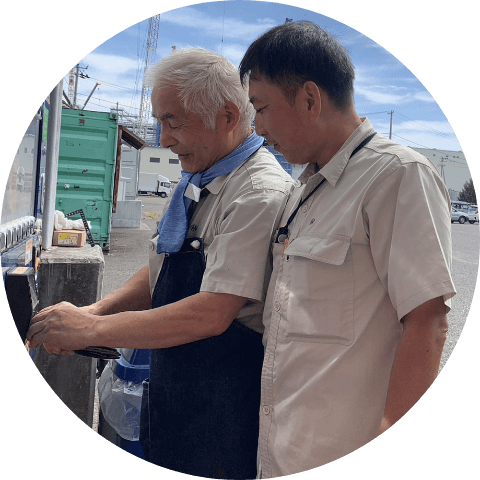 二人男性社員が話している