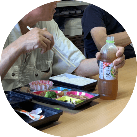 昼ご飯を食べる男性