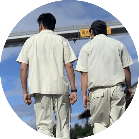 歩く男性2人の後ろ姿