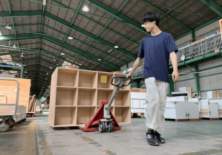 品物を運ぶ男性