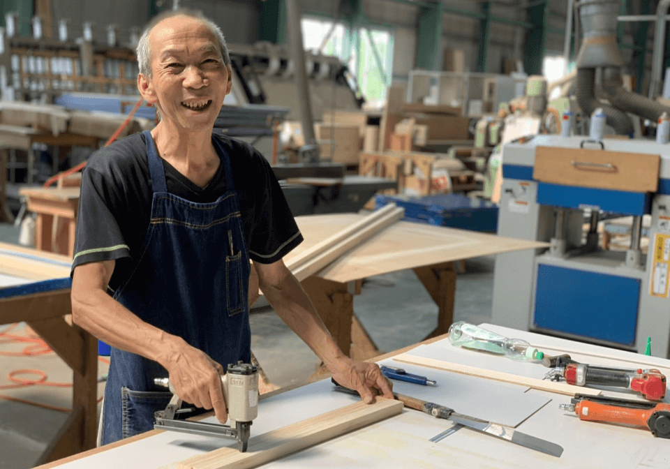 笑顔の男性社員