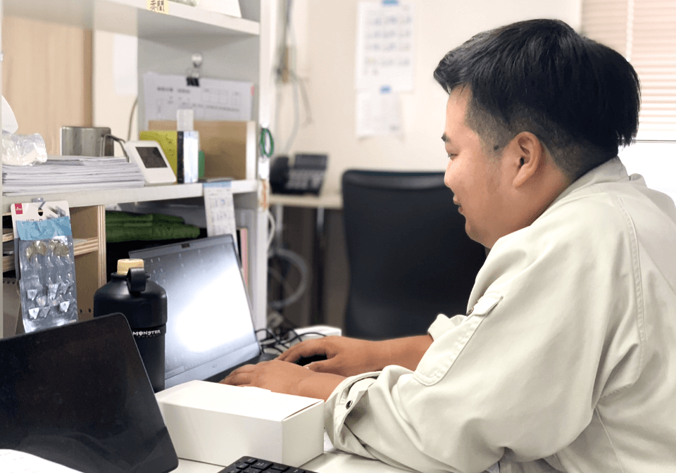 パソコンを使って仕事をする男性スタッフ