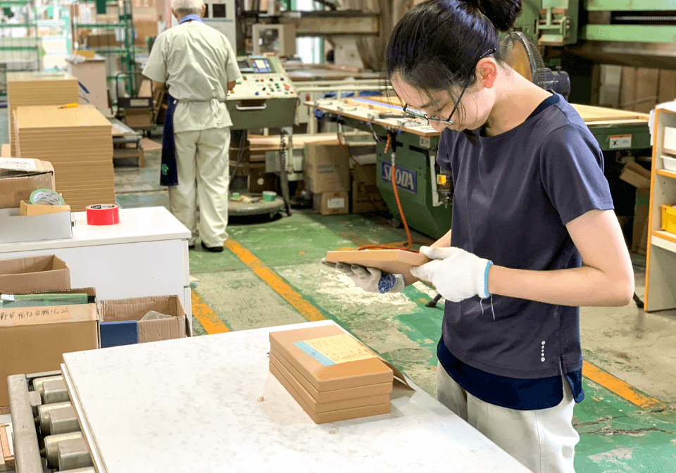 働いている女性社員