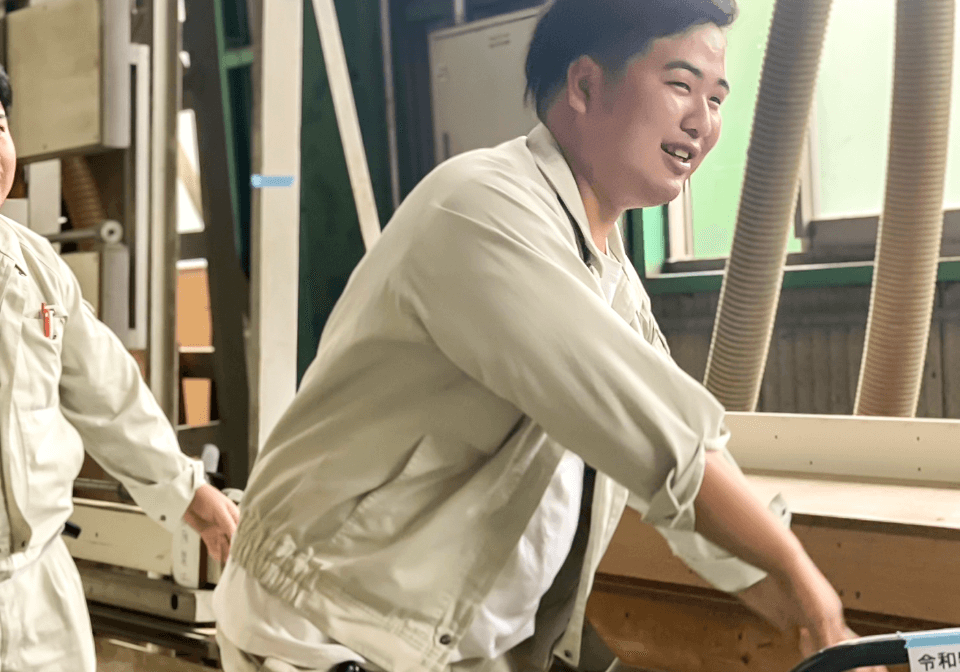 笑顔で仕事をする男性社員