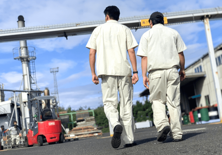 歩く男性2人の後ろ姿
