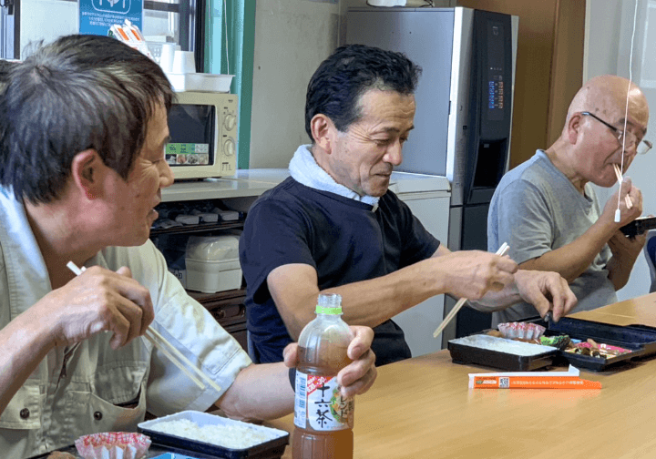 笑顔で昼ご飯を食べるスタッフたち