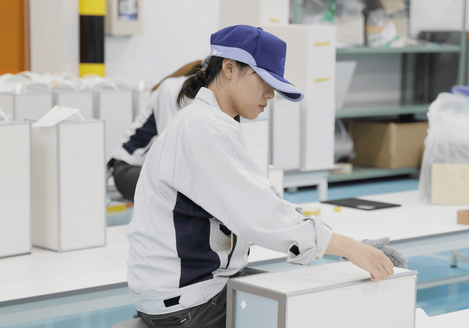 作業を行う女性社員