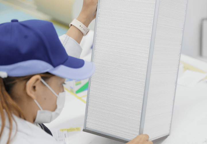 作業を行う女性社員