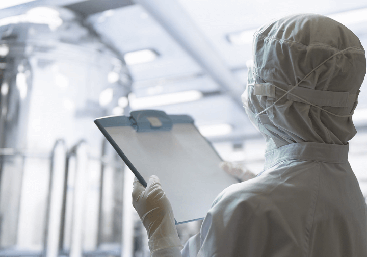 仕事をする加工食品スタッフ